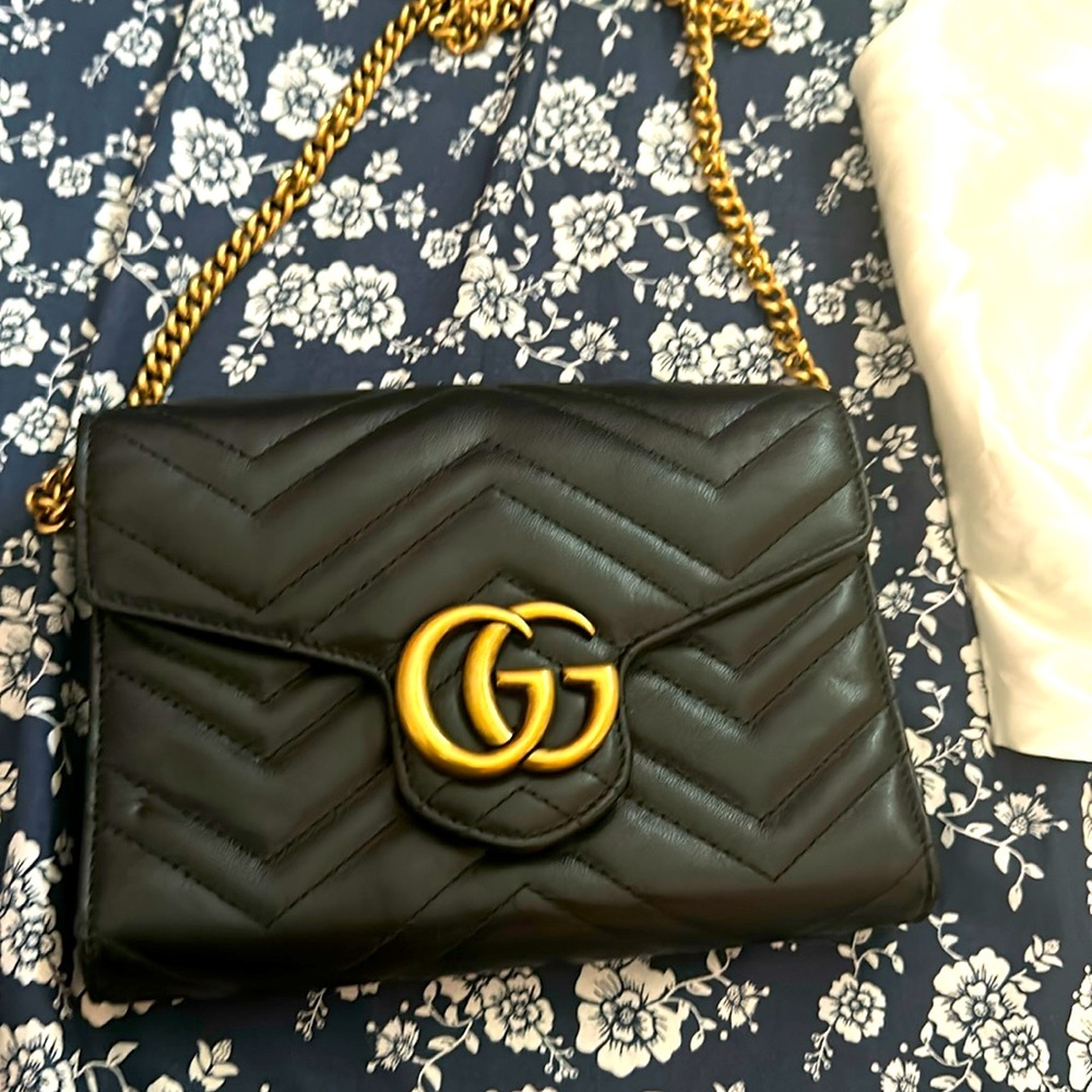 Original Gucci wallet on chain. Slightly used. Comes with a dust bag